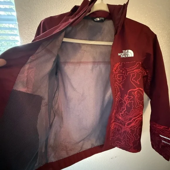 The North Face Burgundy Jacket with Contour Design 
Like new - Picture 5 of 9